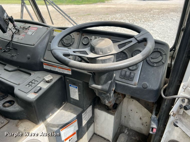 image for item II9047 2009 Crane Carrier Low Entry  refuse truck