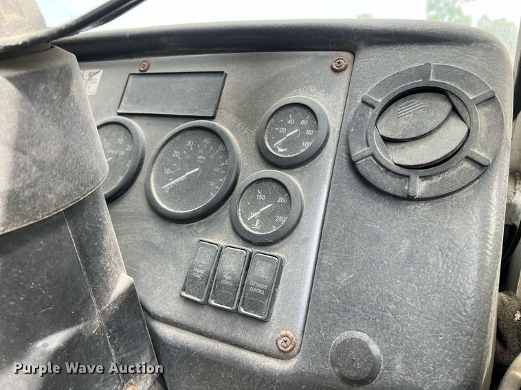 image for item II9047 2009 Crane Carrier Low Entry  refuse truck