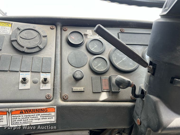 image for item II9047 2009 Crane Carrier Low Entry  refuse truck