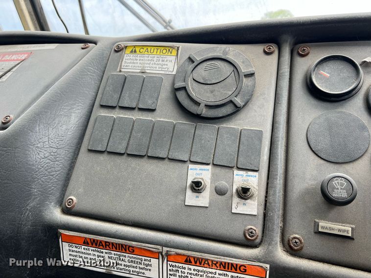 image for item II9047 2009 Crane Carrier Low Entry  refuse truck