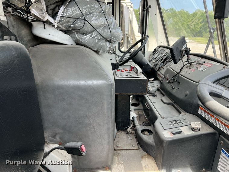 image for item II9047 2009 Crane Carrier Low Entry  refuse truck