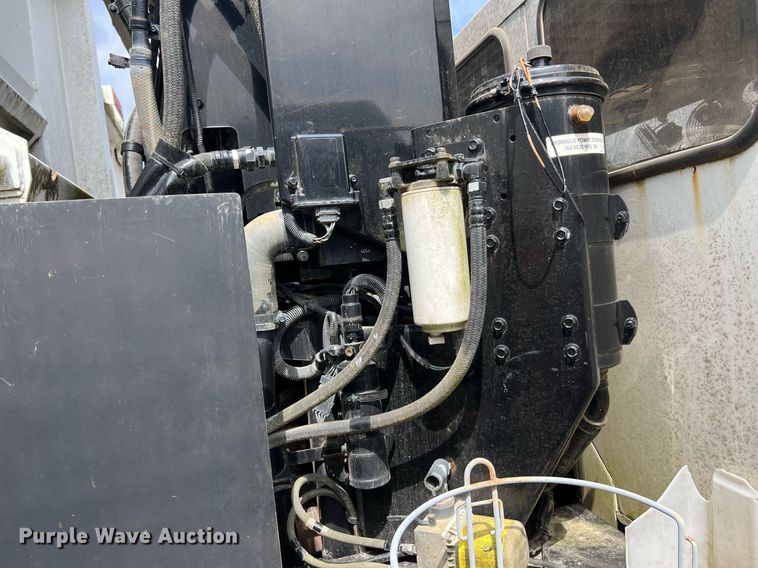 image for item II9047 2009 Crane Carrier Low Entry  refuse truck