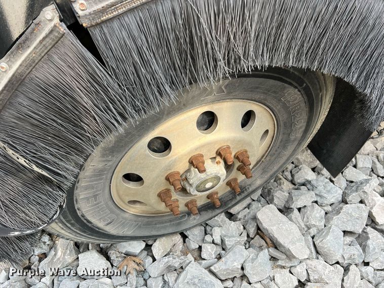 image for item II9047 2009 Crane Carrier Low Entry  refuse truck