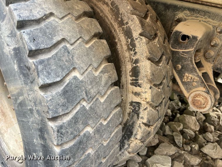 image for item II9047 2009 Crane Carrier Low Entry  refuse truck