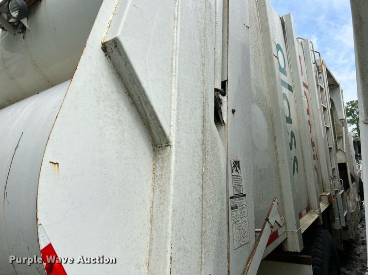 image for item II9048 2009 Crane Carrier Low Entry  refuse truck