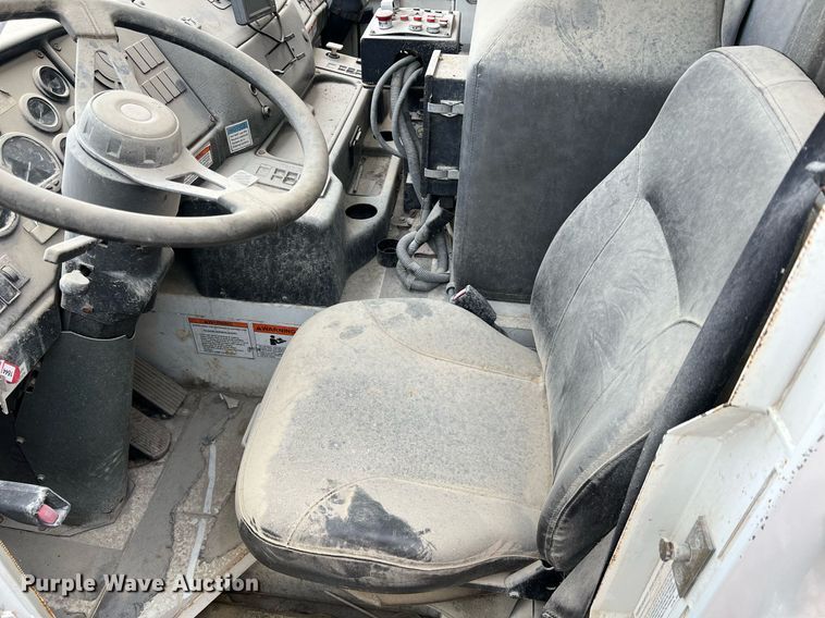 image for item II9048 2009 Crane Carrier Low Entry  refuse truck