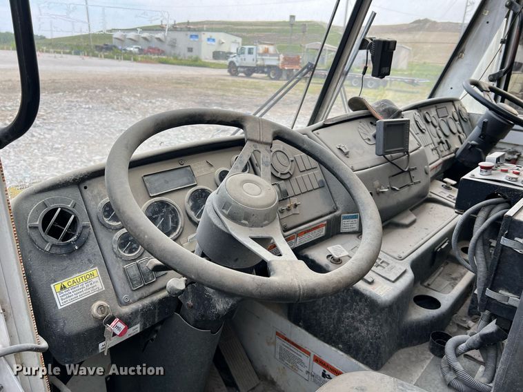 image for item II9048 2009 Crane Carrier Low Entry  refuse truck