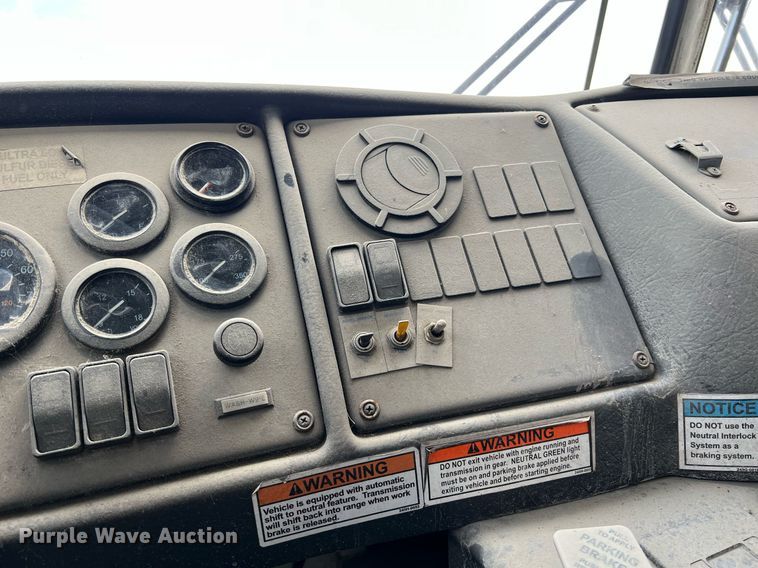 image for item II9048 2009 Crane Carrier Low Entry  refuse truck