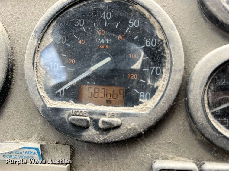 image for item II9048 2009 Crane Carrier Low Entry  refuse truck