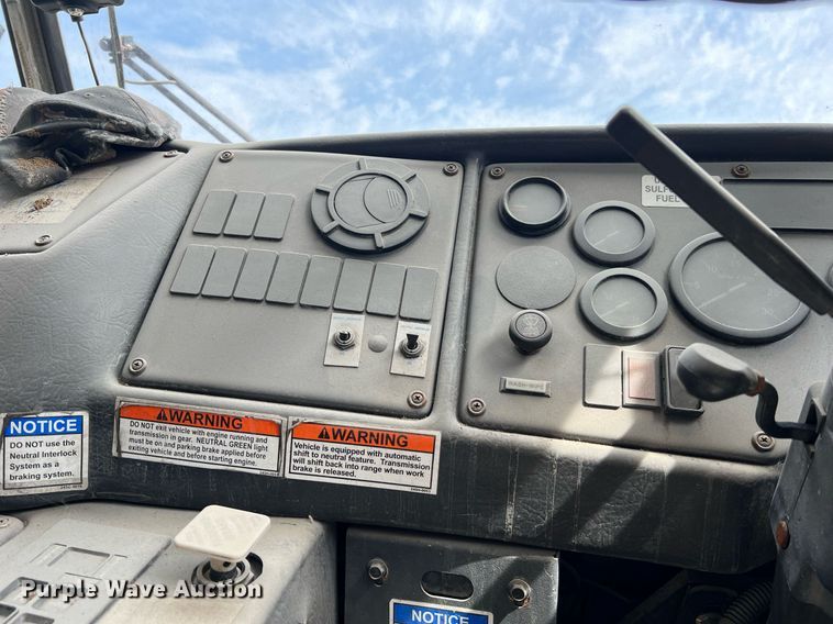 image for item II9048 2009 Crane Carrier Low Entry  refuse truck