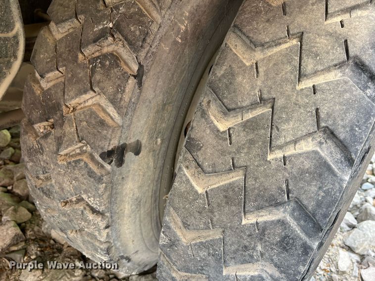 image for item II9048 2009 Crane Carrier Low Entry  refuse truck