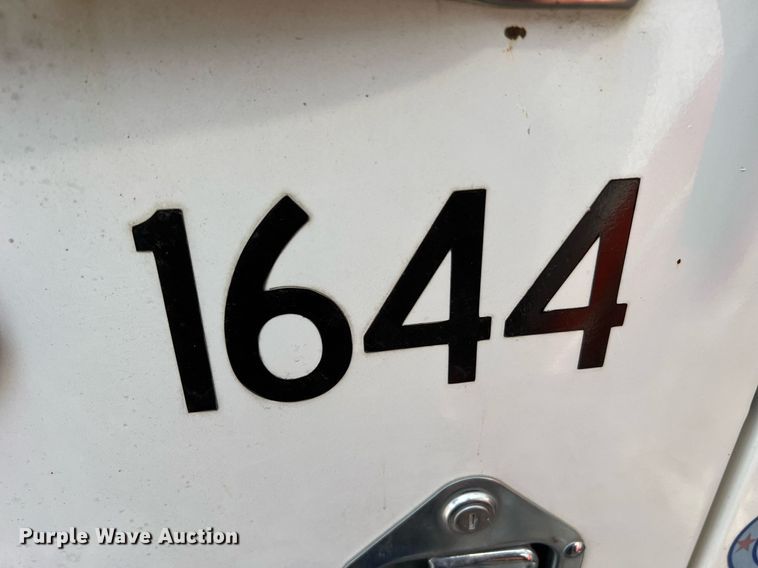 image for item II9048 2009 Crane Carrier Low Entry  refuse truck