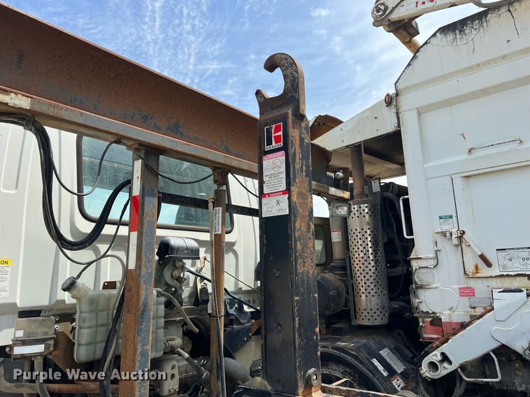 image for item II9052 2007 Chevrolet T8500  hook lift truck