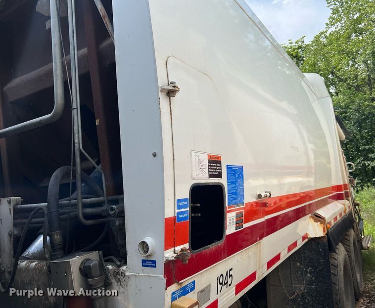 image for item II9053 2007 Crane Carrier  refuse truck