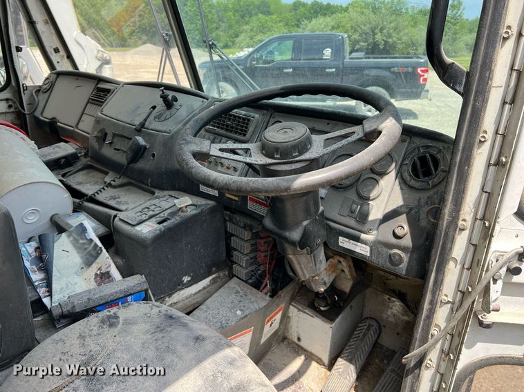 image for item II9053 2007 Crane Carrier  refuse truck