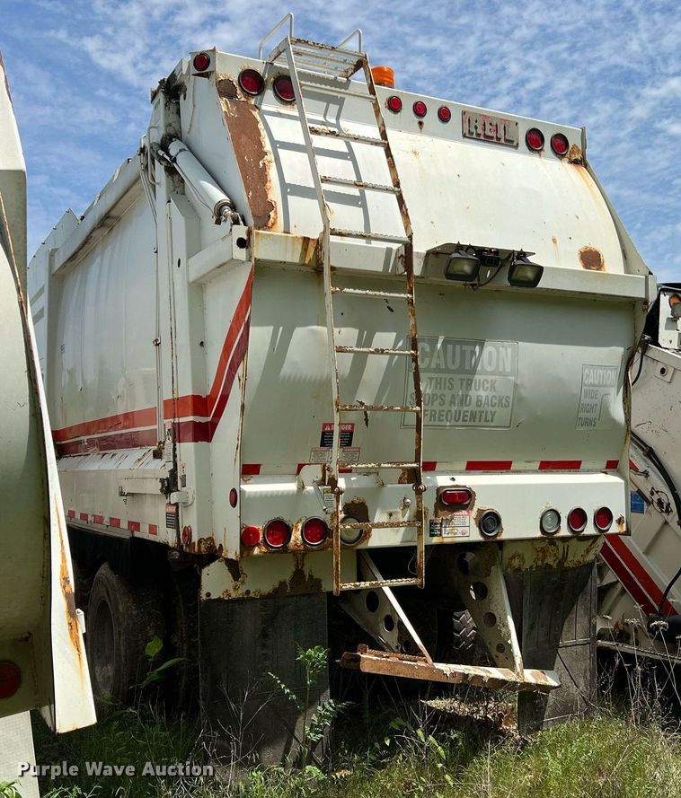image for item II9054 2009 Crane Carrier Low Entry  refuse truck