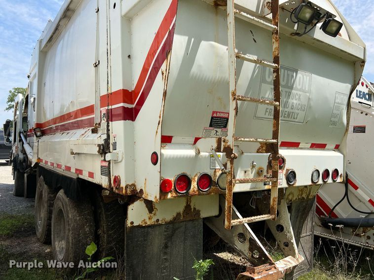 image for item II9054 2009 Crane Carrier Low Entry  refuse truck