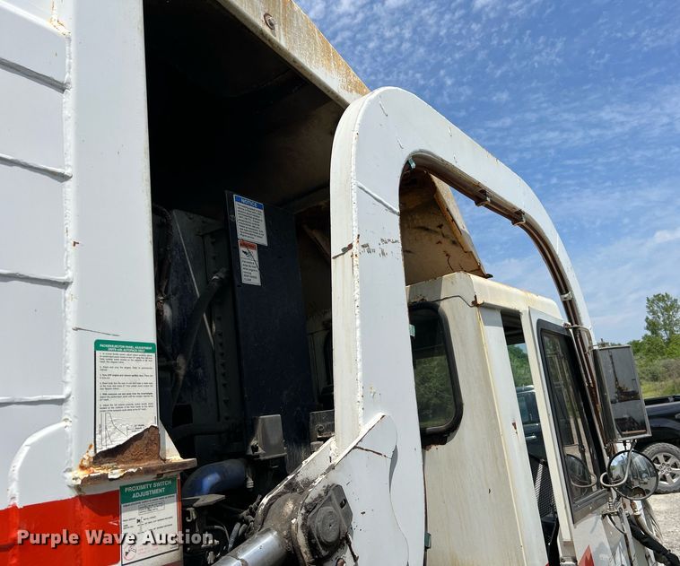 image for item II9054 2009 Crane Carrier Low Entry  refuse truck