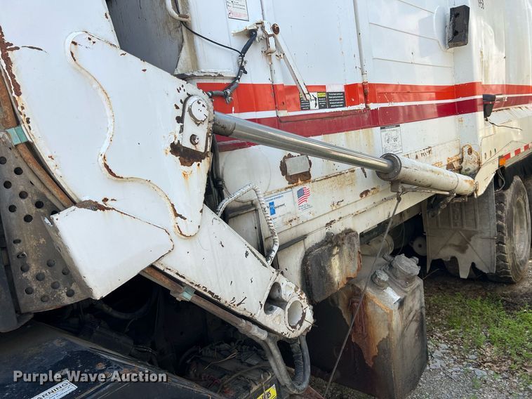 image for item II9054 2009 Crane Carrier Low Entry  refuse truck