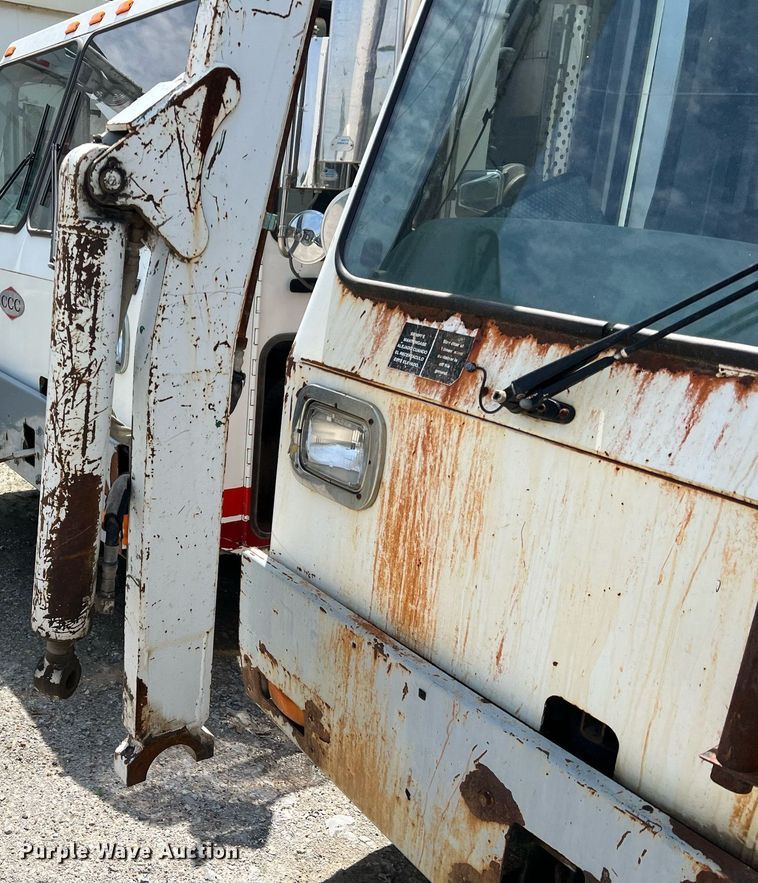 image for item II9054 2009 Crane Carrier Low Entry  refuse truck