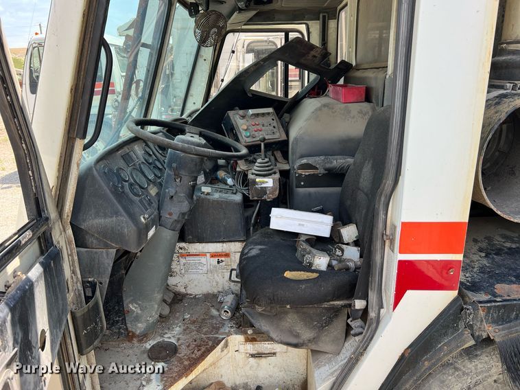 image for item II9054 2009 Crane Carrier Low Entry  refuse truck