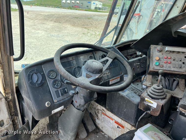 image for item II9054 2009 Crane Carrier Low Entry  refuse truck