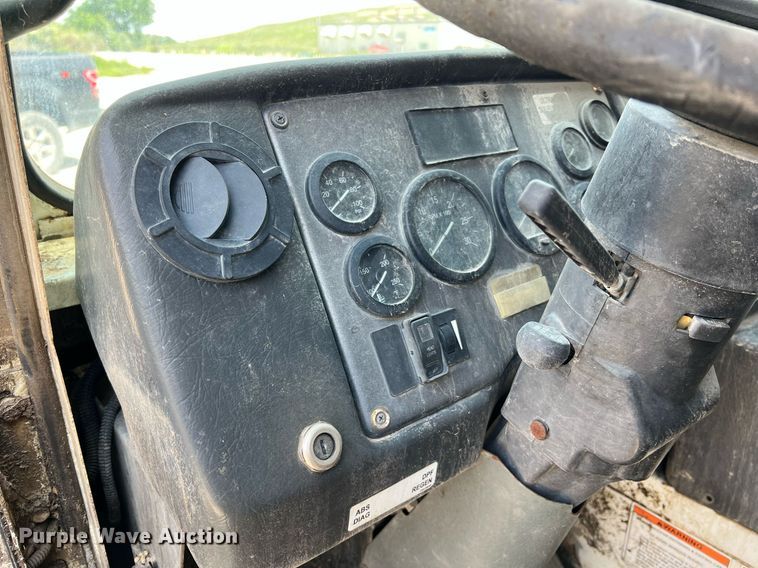 image for item II9054 2009 Crane Carrier Low Entry  refuse truck