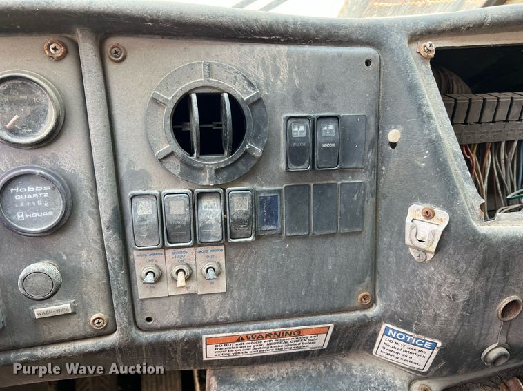 image for item II9054 2009 Crane Carrier Low Entry  refuse truck