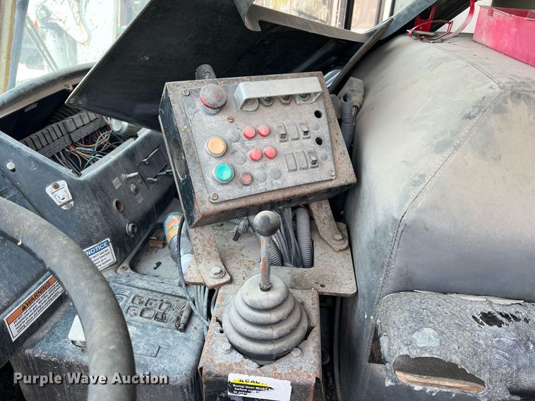 image for item II9054 2009 Crane Carrier Low Entry  refuse truck