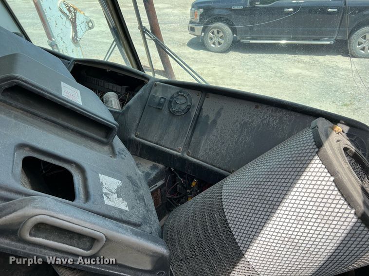 image for item II9054 2009 Crane Carrier Low Entry  refuse truck