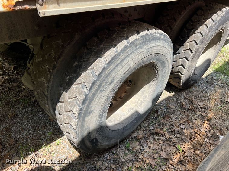 image for item II9054 2009 Crane Carrier Low Entry  refuse truck