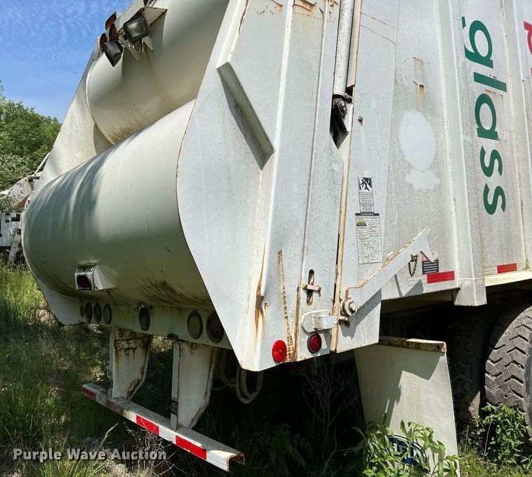 image for item II9055 2009 Crane Carrier Low Entry  refuse truck