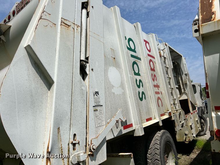 image for item II9055 2009 Crane Carrier Low Entry  refuse truck