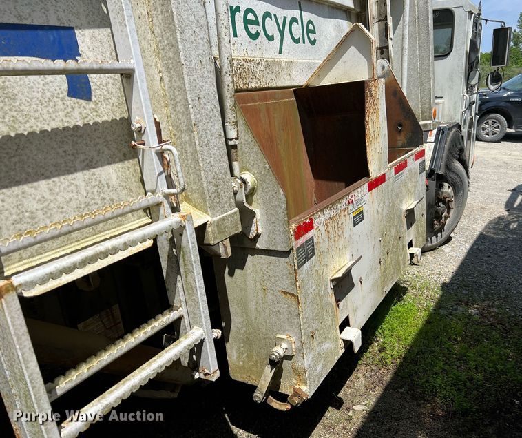 image for item II9055 2009 Crane Carrier Low Entry  refuse truck