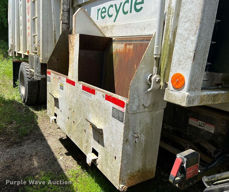 image for item II9055 2009 Crane Carrier Low Entry  refuse truck