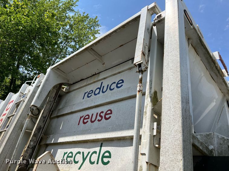 image for item II9055 2009 Crane Carrier Low Entry  refuse truck