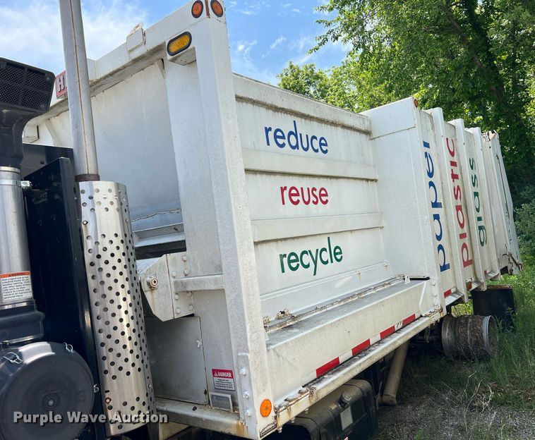 image for item II9055 2009 Crane Carrier Low Entry  refuse truck