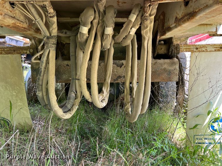 image for item II9055 2009 Crane Carrier Low Entry  refuse truck