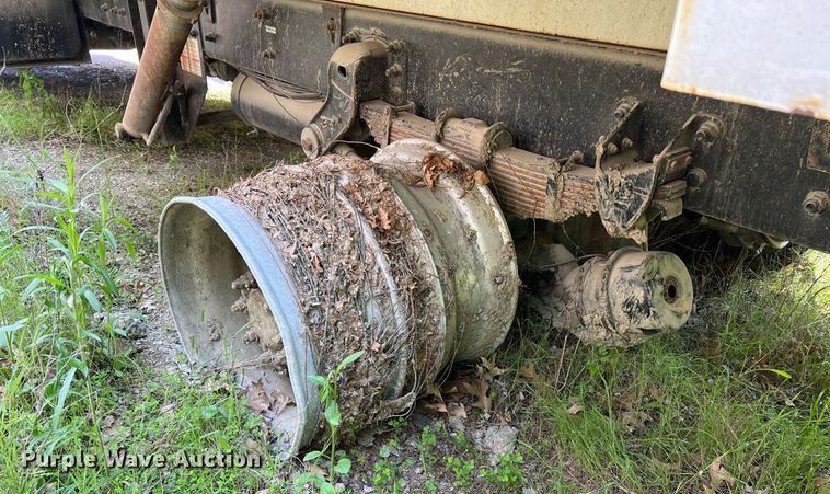 image for item II9055 2009 Crane Carrier Low Entry  refuse truck