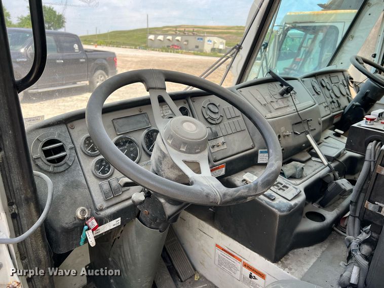 image for item II9055 2009 Crane Carrier Low Entry  refuse truck