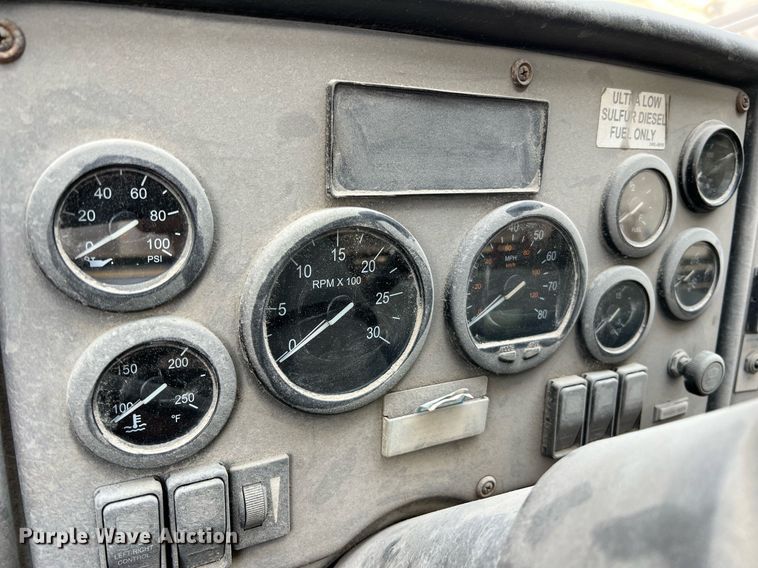 image for item II9055 2009 Crane Carrier Low Entry  refuse truck