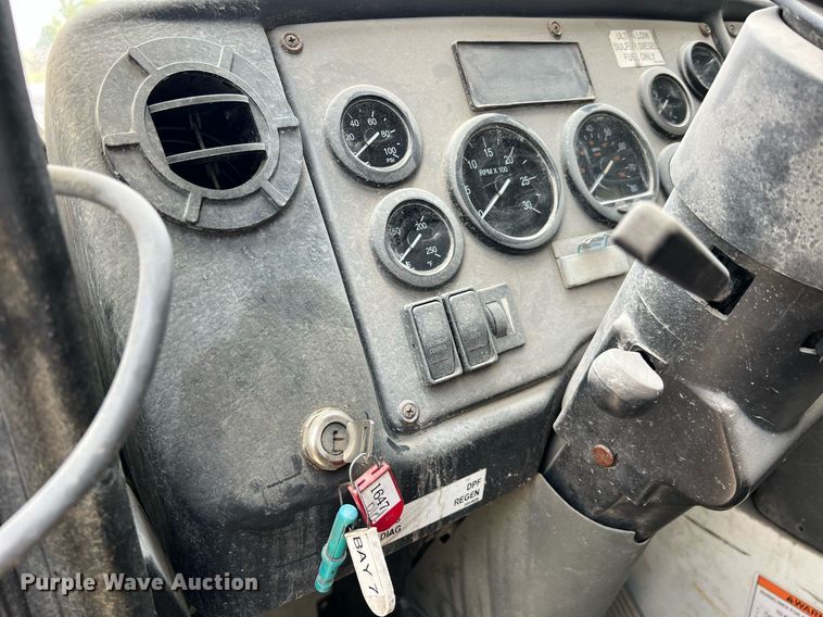 image for item II9055 2009 Crane Carrier Low Entry  refuse truck