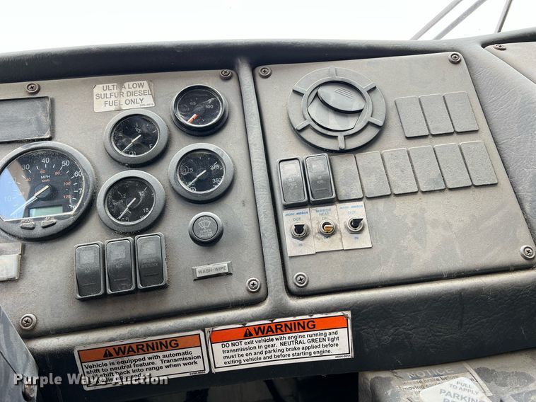 image for item II9055 2009 Crane Carrier Low Entry  refuse truck