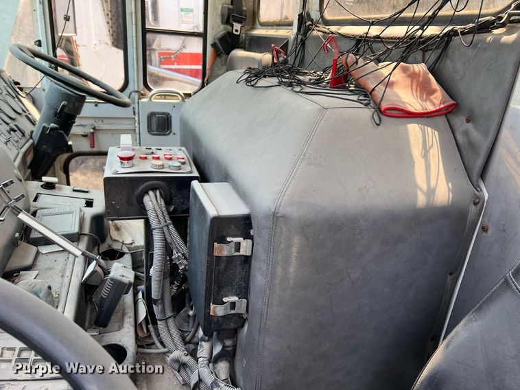 image for item II9055 2009 Crane Carrier Low Entry  refuse truck