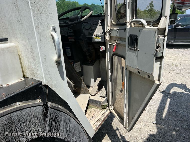 image for item II9055 2009 Crane Carrier Low Entry  refuse truck