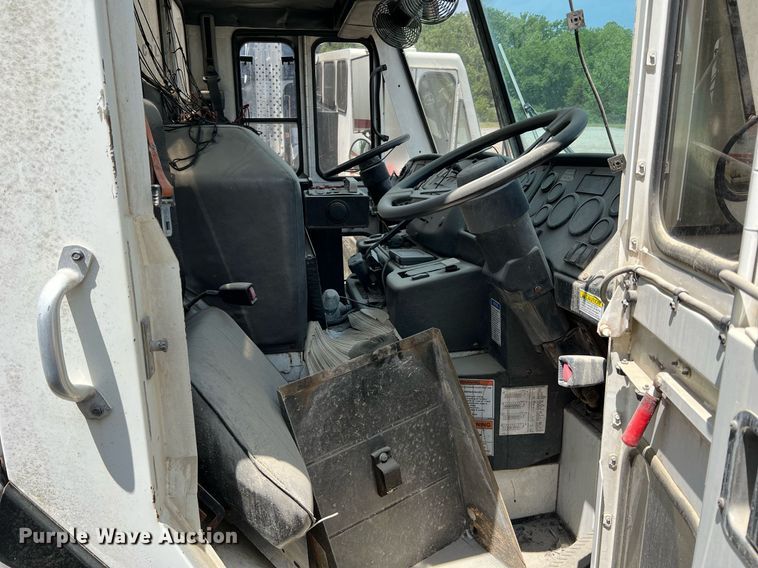 image for item II9055 2009 Crane Carrier Low Entry  refuse truck