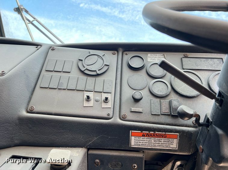 image for item II9055 2009 Crane Carrier Low Entry  refuse truck