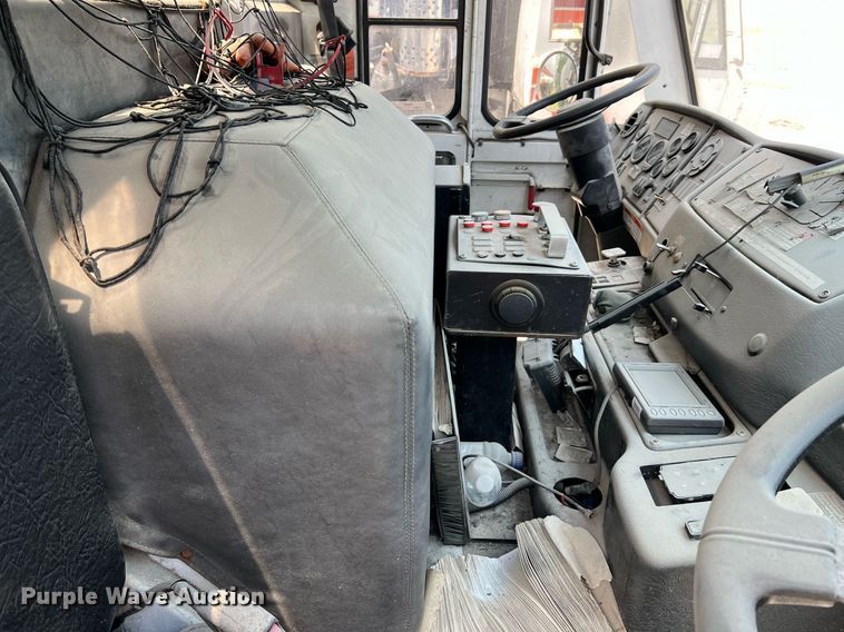 image for item II9055 2009 Crane Carrier Low Entry  refuse truck