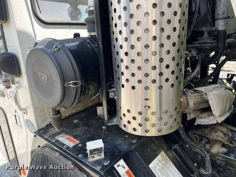 image for item II9055 2009 Crane Carrier Low Entry  refuse truck