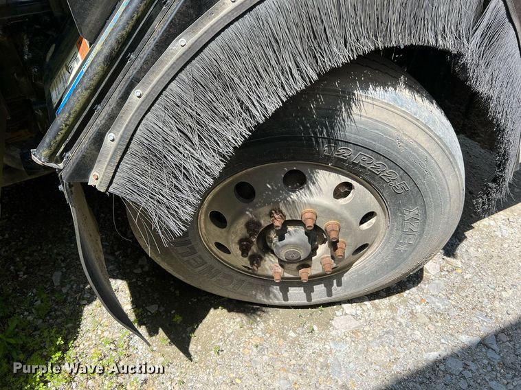 image for item II9055 2009 Crane Carrier Low Entry  refuse truck